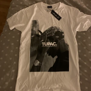 Tupac t-shirt - Tröja från junkyard med tupac tryck. Storlek xs men är oversized så mer som en s. Aldrig använd med lapp kvar.
