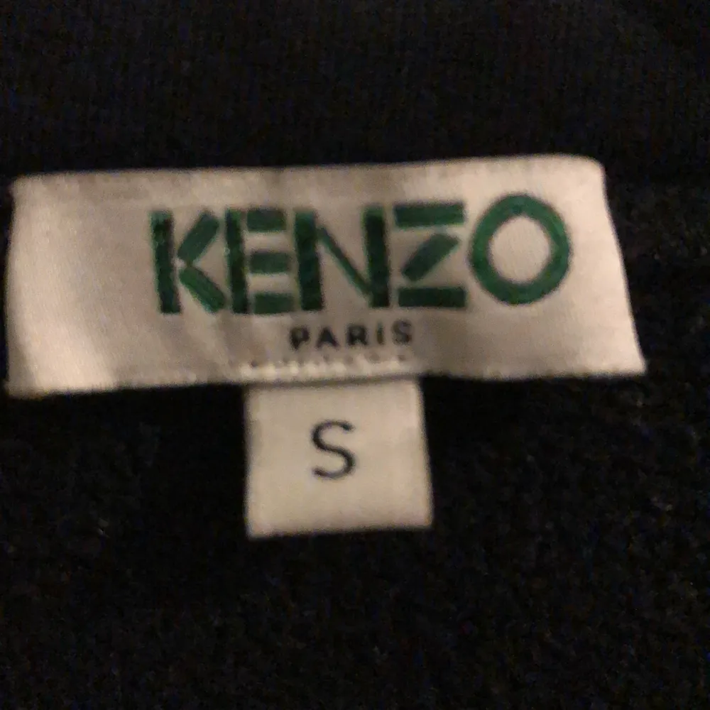 Kenzo sweatshirt tröja, passar väldigt bra nu till hösten. Används 2 gånger i väl skick. I storlek S. Original priset över 1500kr, säljer för 100. Tröjor & Koftor.
