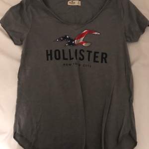 Ljusgrå T-shirt från Hollister. Köpt i New York, sparsamt använd. Köparen står för frakten men pris går att diskutera så att alla blir nöjda!💗 Hör av er om det önskas mer bilder eller om ni undrar över något💗