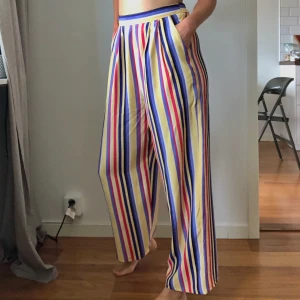 Vida byxor - Superhärliga och sköna byxor från Dimensions i viskos. Härlig färgkombination för sommaren! Byxorna är i stl 40 så på bilden är de ihopdragna med en klämma i ryggen för att jag ska kunna visa passformen. 