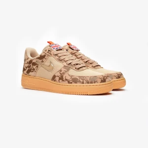 Air force 1 English Military Camo - Otroligt snygga skor, annorlunda gillar alla! Köpt dessa och de är o samma skick, inte smutsiga någonstans otroligt välskötta! Blir lite skrynkligt i fram men på vilka skor blir det inte! Ser inte dåligt ut alls! Säljer dessa eftersom jag ej har kläder jag kan styla up dessa skor med! Kanske du har!