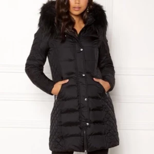 Lång dunjacka - Lång Rockandblue jacka i modellen beam🥰 använd under två månaders tid men ser helt ny ut! Den har svart avtagbar fuskpäls. Köpt på bubbleroom för 3000kr, säljer för 1700kr pris kan diskuteras vid snabb affär