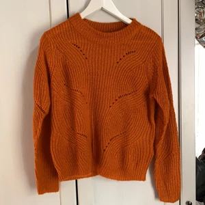 Stickad tröja - Fin stickad hösttröja från Only, använd en gång. Storlek: XS,säljes nytvättas. Kan skickas mot kostnad📦