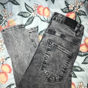 Gråa skinnyjeans  - Fina grå stentvättade skinnyjeans från Gina Tricot i modellen ”Molly”. Endast använda några gånger så fint skick. Längden är bra på mig som 171 cm. Frakt räknas in i priset. Skriv privat för frågor! 