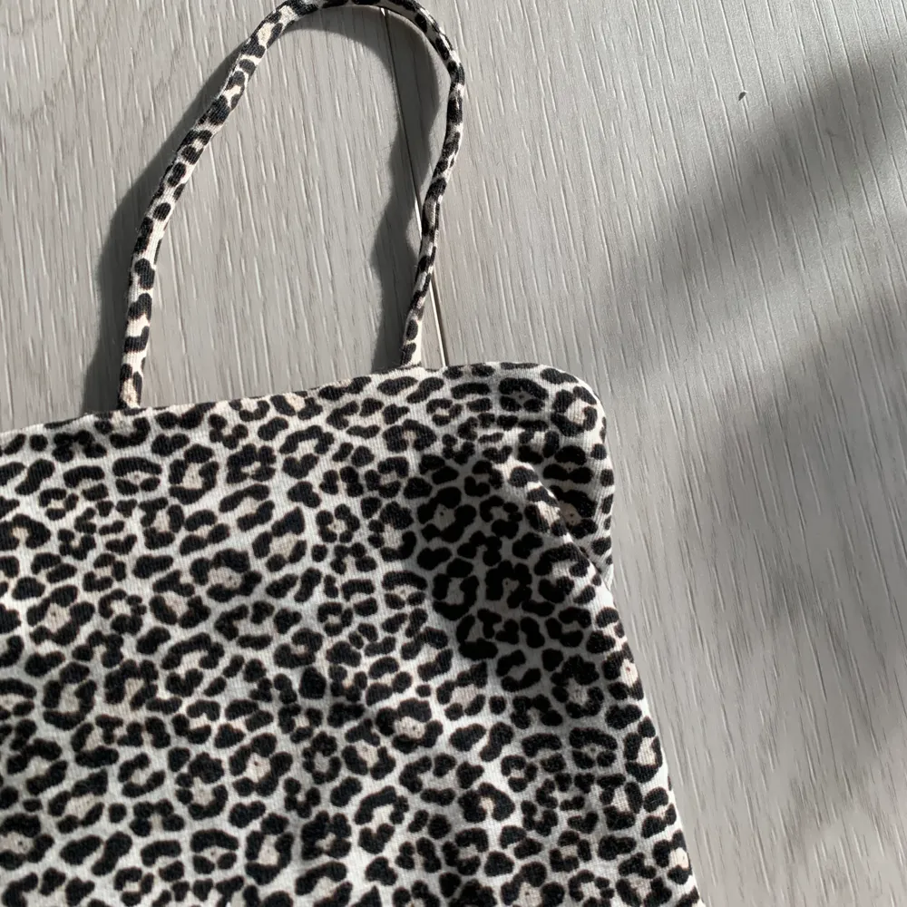 Säljer detta linne från Gina i leopard mönster. Aldrig använt. Storlek S. Pris 30kr + frakt. . Toppar.