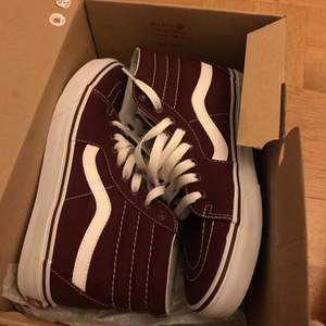 ”Vinröda” vans i storlek 39, helt oanvända eftersom jag inte fått användning för de och de är inte min stil. Buda på!!