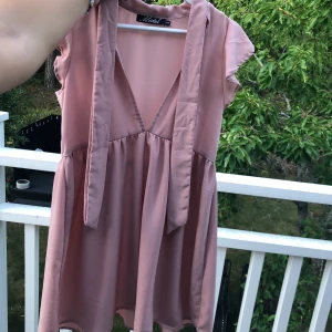 Klänning 💗💗💗 - Klänning från märket Motel! Superfint skick. Storlek XXS, passar även en XS. Frakt tillkommer, kan även mötas upp i Linköping. Hör av er vid intresse 💗💖👍