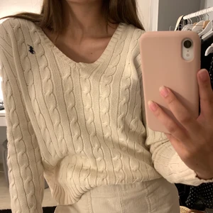 Ralph Lauren tröja - En stickad tröja från Ralph Lauren i storlek M men passar mig som vanligtvis är en S. Köpt här på plick för länge sen men används inte längre. Frakt tillkommer eller möts upp i Stockholm 🤍