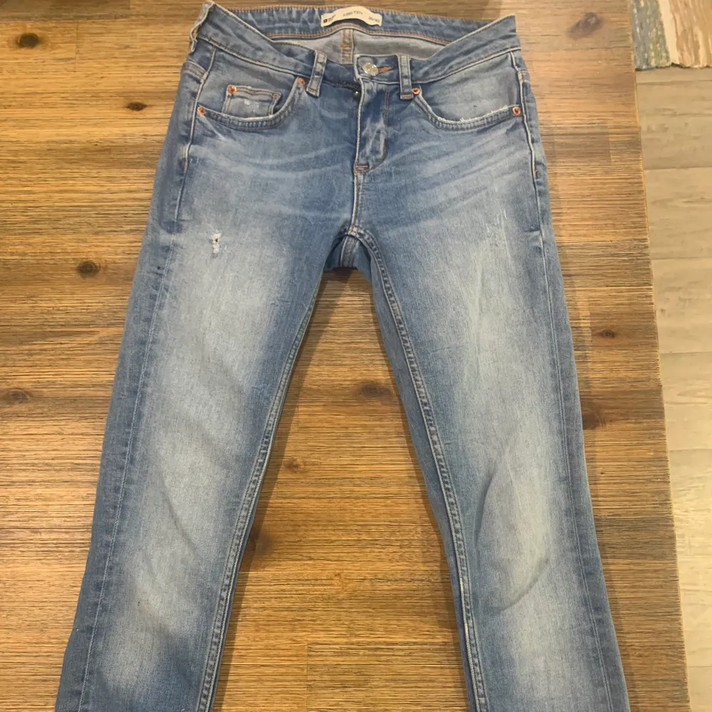 Jeans med slitningar från Gina Tricot i modell Kristen. Måttligt använda så i bra skick. Storlek 26/30. Frakt tillkommer💋. Jeans & Byxor.