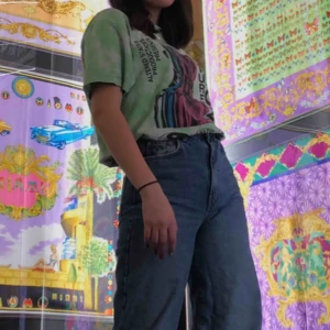  - As ball Valient limegrön tshirt med coolt tryck köpt här på plick men knappt blivit använd därför säljer jag den. Jättebra storlek och riktigt snygg, den är lång men har stoppat in den i byxorna på första bilderna, 150kr+frakt!