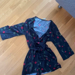 Söt playsuit - Fin playsuit fårn nakd i storlek xs!! Jätte fin! 50kr köparen står för frakt!