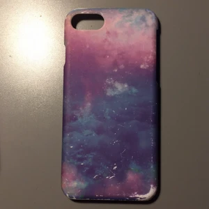 Mobilskal  - Tre slitna mobils skal! Det första är till iPhone 7 men dem andra två är till iPhone 6/6s. Ganska gamla 