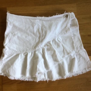 Zara kjol - Säljer min superfina kjol i jeanstyg från Zara kids. Köpt för några år sen, sparsamt använd. Har dessvärre vuxit ur den så kan inte ha den längre tyvärr.