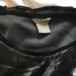 T-shirt  - Svart T-shirt i coolt material 