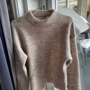 NAKD stickad beige tröja  - Stickad beige tröja i storlek S från nakd, knappt använd. Är i jättebra skick❤️💕har inte använt den pga att den är för liten. Skriv gärna till mig för mer info💕💕💕