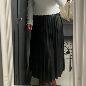 Zara kjol - Plisserad långkjol i skin från zara