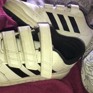 Små adidas skor - Här är ett par adidas skor för er med antingen små fötter eller som är mamma och behöver ett par skor för en billig peng❤️