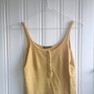 Mysigt gult linne brandy melville - Linne från brandy Melville i mysig kvalitet som alla deras plagg! Onesize men passar bäst till xs-s. Frakt 22 kr! Avhämtning i Hägersten eller spånga.