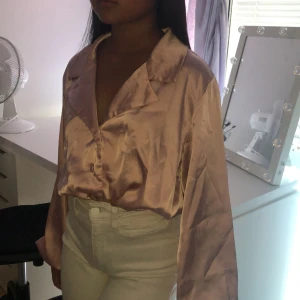 Fin Rosa shorta  - Fin rosa shorta Köpt från bikbok! Liknar mer som babyrosa. Super skön silktyg.