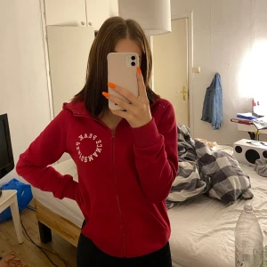 Peak performance hoodie - Röd peakhoodie i nyskick och sällan använd. Stl S😊