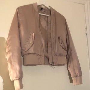 bomberjacka - säljer en jättefin bomber jacka i typ rosa metallicfärg?? bild 2 visar hur färgen ser ut. sitter jätteskönt på!