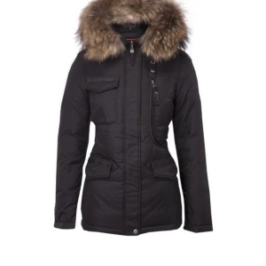 Hollies Jacka livingo  - Säljer min fina hollies jacka pågrund av att den är för liten! Färgen är svart med brun äkta päls    Stolek: medium, skicket är som ny då den bara är använd ungefär 1,5 vinter! Den är köpt för CA 5000kr förra året, meddela mig om ni vill ha fler bilder eller ha andra frågor.💙  2500kr eller högsta bud! 