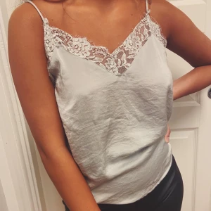 Linne med spets  - Superfint linne med spets. Har ett likadant i kornblått ifall intresse finns. Storlek S, sparsamt använd! Säljer för 90 kr  💕