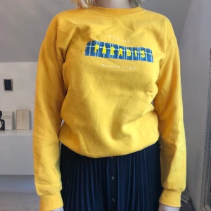 Tröja från river island  - Sweatshirt med tryck, köpt på river island. Den är herrstorlek S och färgen syns bäst på andra bilden. Köparen står för frakt💓 