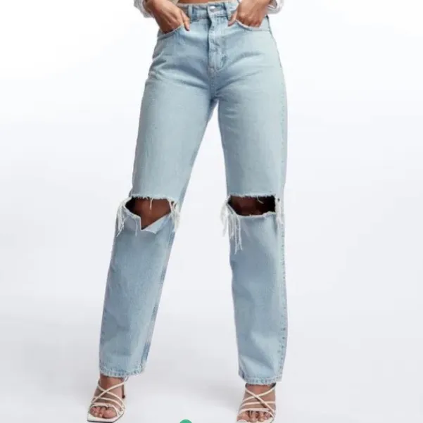 Säljer dem slutsålda 90s Jeansen från ginatricot❤️❤️ får dem inte riktigt till andvänding o därför säljer jag dom💖 ( pris kan diskuteras). Jeans & Byxor.