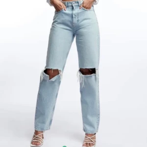 säljer ”high waisted 90s jeans” från gina.  - Säljer dem slutsålda 90s Jeansen från ginatricot❤️❤️ får dem inte riktigt till andvänding o därför säljer jag dom💖 ( pris kan diskuteras)