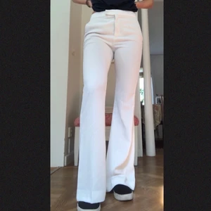 Zara vita kostymbyxor  - Köpta för 2 år sen. Använda ca 3 gånger! Sjukt fina men kommer aldrig till användning:/😊 Jag är 173 cm för att förstå längden och bär storlek S.                 2 små fläckar, en vid baklåret och en bredvid dragkedjan (inget man lägger märke till)🤝