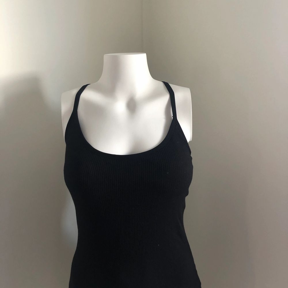 Oanvänt Svart Yogalinne Tree Ribbed från Sense of Karma i en fast, men samtidigt mjuk ribbad elastisk kvalitet som håller formen bra. Perfekt för hot yoga eller annan yogaklass där du svettas mycket, men även när du bara vill ha ett bekvämt linne som sitter på plats var sig du står på huvudet eller i nedåtgående hundens position. Supportbehå innne i linnet med urtagbar padding. Utförande: Trikå Passform: Slim Yttertyg: 92% Viskos, 8% Elastan. Toppar.