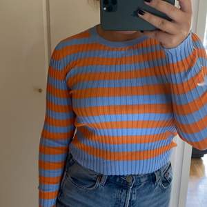 Blå/orange randig tröja från Zara. Storlek L men passar de flesta storlekarna då den är väldigt stretchig!! (Jag har vanligtvis S/M i tröjor) Använt ett fåtal gånger därav säljer jag den💕✨