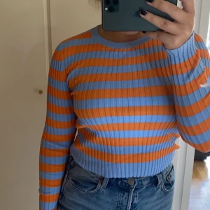 Tröja från Zara - Blå/orange randig tröja från Zara. Storlek L men passar de flesta storlekarna då den är väldigt stretchig!! (Jag har vanligtvis S/M i tröjor) Använt ett fåtal gånger därav säljer jag den💕✨