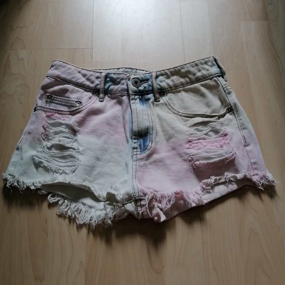 As balla shorts som tyvär inte blir använda,, väldigt fint skick💖så himla coola till ett rosa eller blått linne tex💖. Shorts.