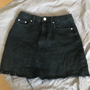 H&M svart kjol - En söt svart kjol från H&M, säljer Pga för liten.