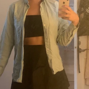 Skjorta - Grön skjorta i ganska varmt material. Frakt ingår inte✨skulle säga att skjortan är i storlek M men funkar i nästan alla storlekar 