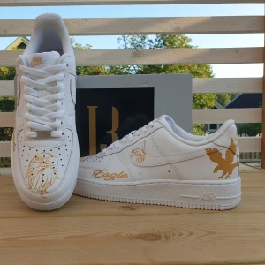 Custom af1s, Eagle edtion.  - Ett par custom made skor i storlek 42.5. Skornas är aldrig använda "on feet" bara målade på. Färgen jag änvänder mig utav är resistent mot vatten och scratchmarks, den kommer heller inte flaga. Med andra ord ett par riktigt snygga och hållbara skor. 