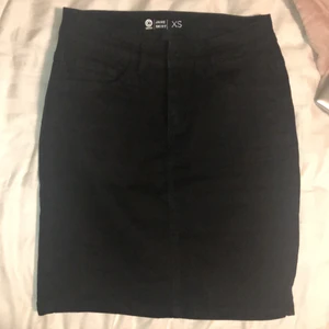 Jeanskjol - Oanvänd svart jeanskjol från cubus. På mig är den inte för kort då den kommer till mitten av låren. Jätte strechig och skön jeanstyg med en liten slits där bak. 