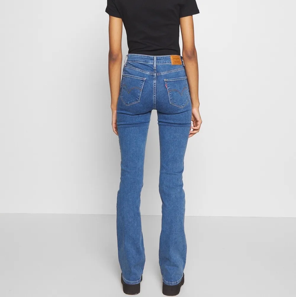 säljer nu mina favorit jeans ifrån Levis! Dessa är bootcut och helt slutsålda på nätet i storleken jag har, alltså Xs!💕🤩 frakt står köparen för 66kr💕💙inte mycket använda. Jeans & Byxor.
