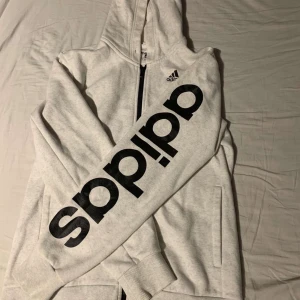 Adidas hoodie - Snygg adidas zip-up hoodie i bra skick! Skriv bud⚡️