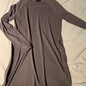 Tröja  - Lång tröja med dragkedja längs båda sidor. Skriv bud⚡️