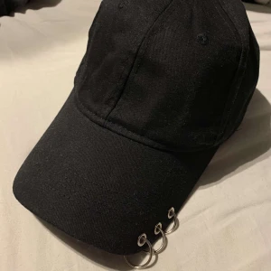 Keps  - Cool keps med metallringar på ena sidan av skärmen. Skriv bud⚡️