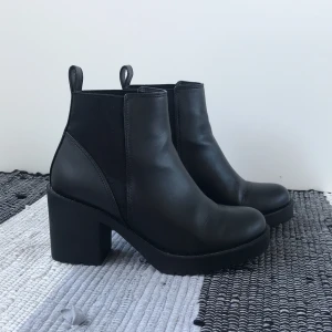 Black H&M boots - Jag har använt dessa stövlar bara två gånger.  Storlek: 35/2 💕🥰👢