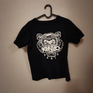 Fake kenzo t-shirt - En kenzo t-shirt som är fake. Storleken är s men passar lätt m. 