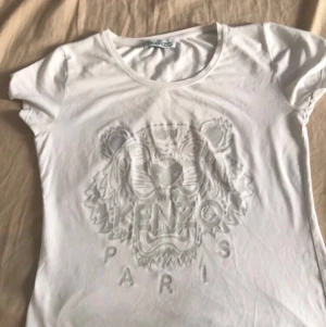 Kenzo t-shirt strl L men skulle säga att den passar s/m - Äkta kenzo t-shirt köpte den för några år sen men nu har har den tyvär blivit för liten för mej som är m, bra skick t-shirten tvättas och stryks innan frakt 