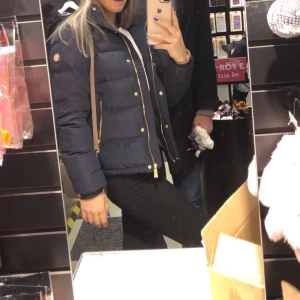 Morris vinterjacka  - Säljer tyvärr min fina mörkblåa Morris dunjacka eftersom den är för liten för mig nu! (Jättefint skick, använd 1 vinter) Den är supervarm!! Orginalpris ungefär 3600kr. Passar 34-36