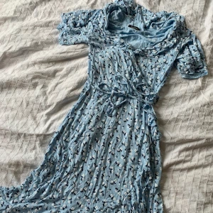 Blå sommarklänning från BooHoo - Blå sommarklänning från BooHoo. Storlek S-M. Frakt tillkommer på 55-63 kr.