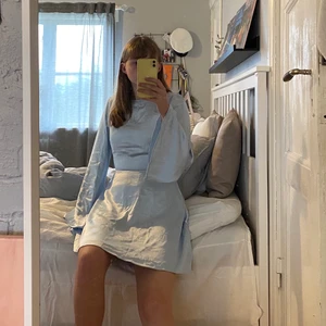 NA-KD x Hanna Schönberg - klänning - Jättefin klänning som tyvärr inte kommer till användning. Köpt för 549 kr men säljes nu för 250 kr då den endast är provad. 🦋 Köpare står för frakt ✨