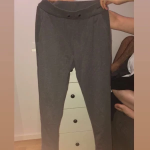 SOC mjukis byxor  - Använd ett par gånger men är i fin form. Frakt står ni för (63kr)